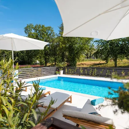 Mala 1 Mit Pool Funtana