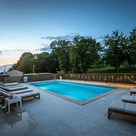 Apartment Mala 1 Mit Pool Funtana
